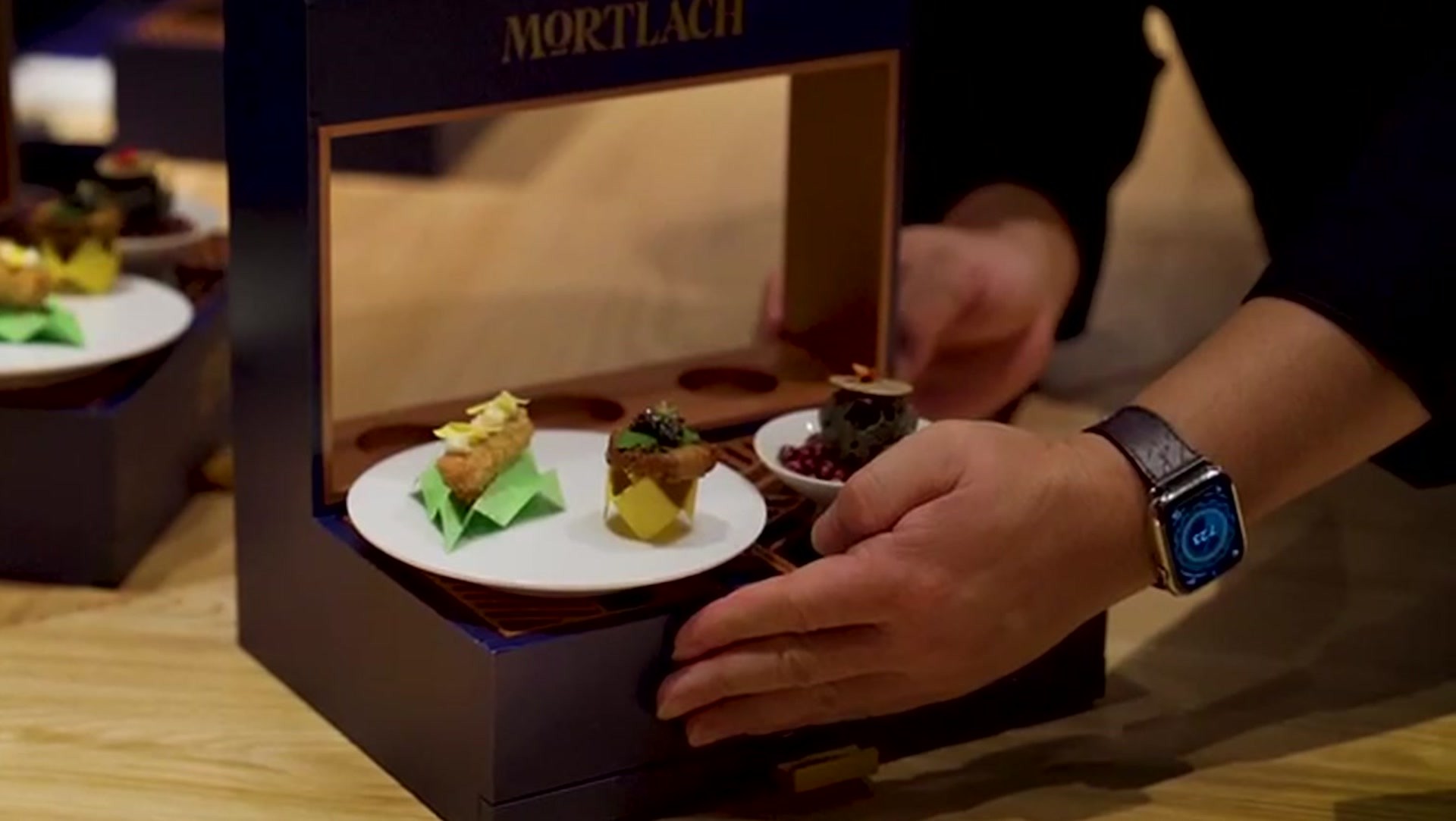 Mortlach gift box presenting the chef's amuse-bouche - Shin'Labo Dining Experience