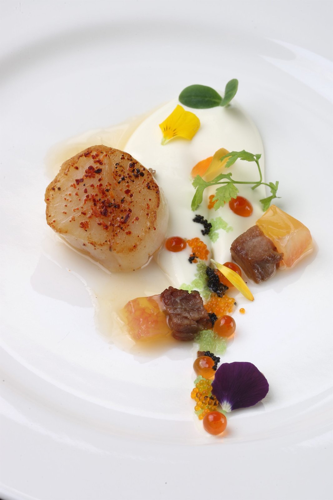 Scallop with cauliflower mousse, grapefruit gelée, ikura, pork belly, flying-fish roe.